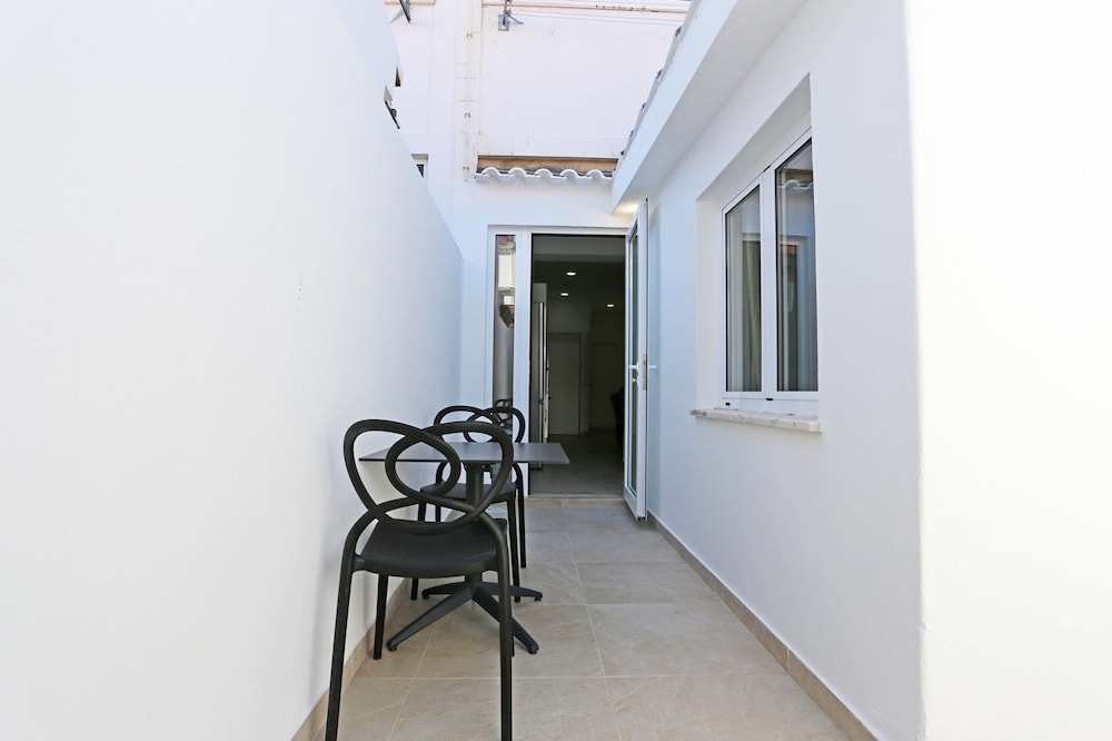 B88 - Mendon a Street Apartment