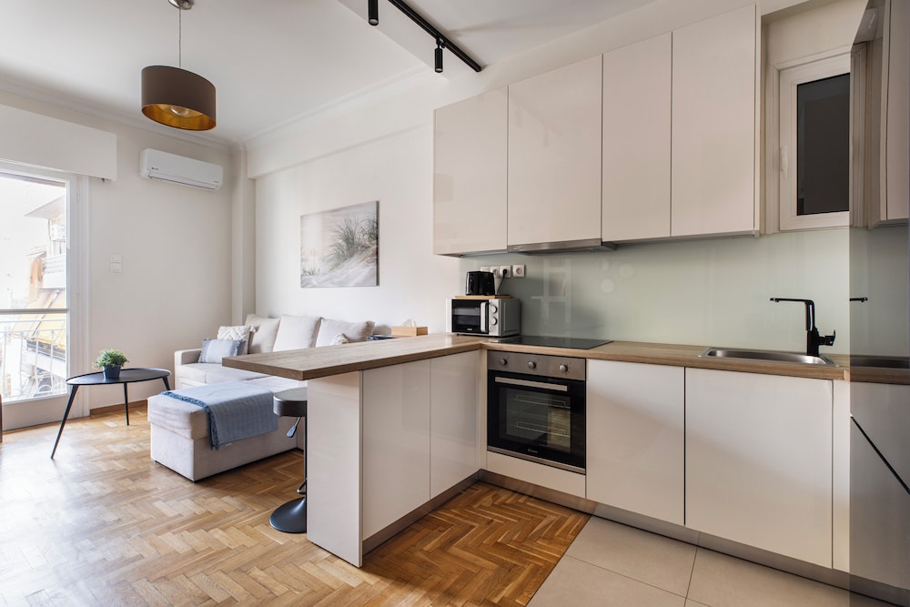 Attica - Captivating 2-Bedroom Apt & Balcony in Athens