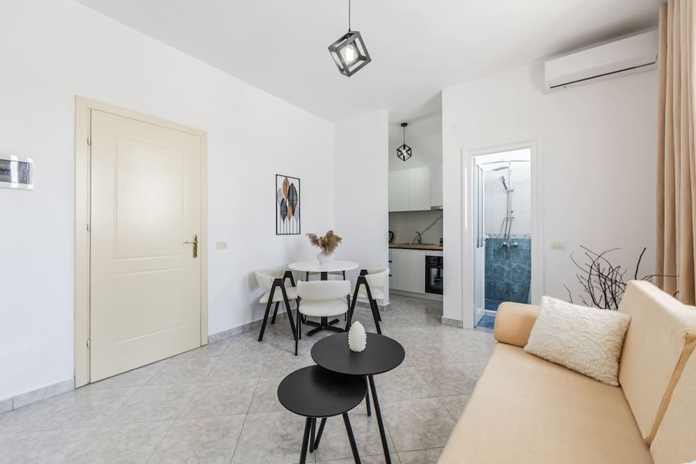 Modern Home With Wifi and Beach Access Golem