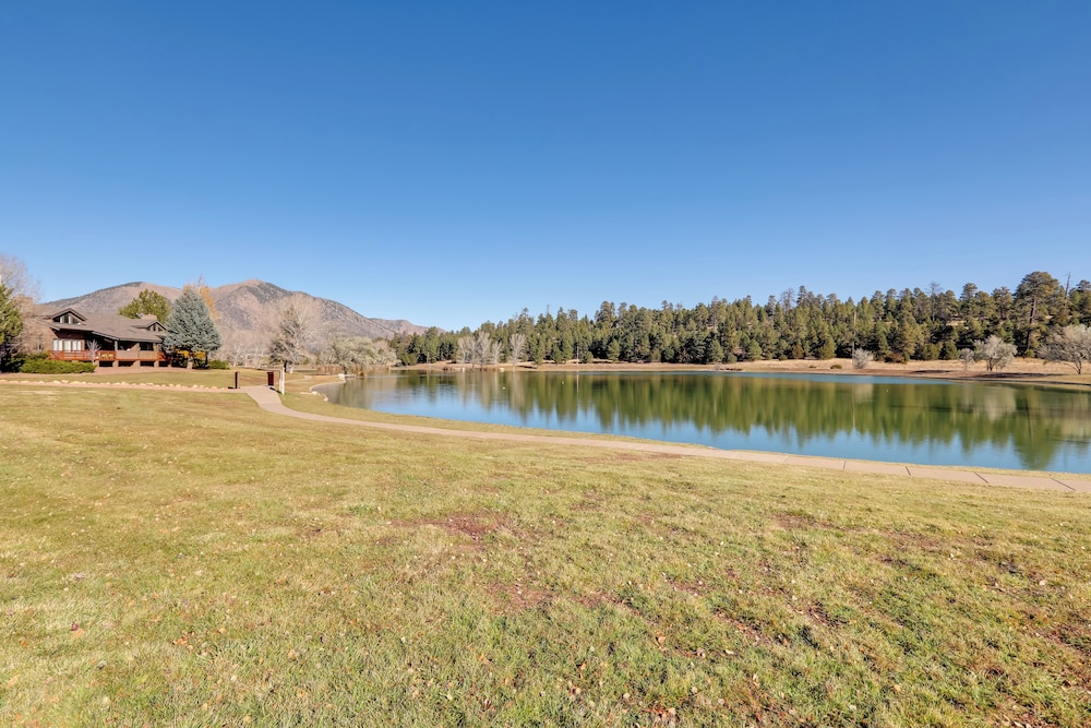 Cozy Flagstaff Condo in Country Club Community!