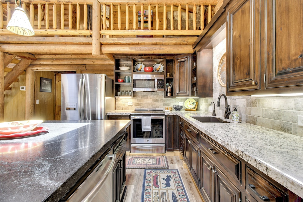 2 Mi to Show Low Lake: Log Cabin w/ Large Yard!