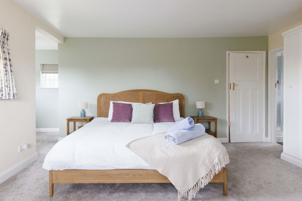 Charming Beach Getaway - Spacious 4BR Sunny Garden