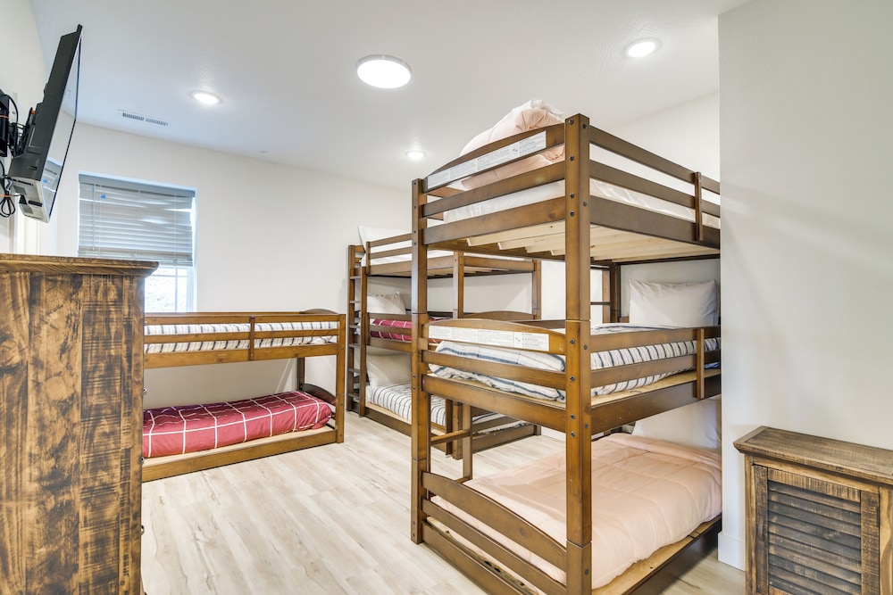 Table Rock Lake View & Games Galore: Family Lodge