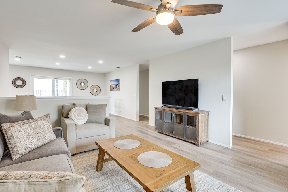 Sunny Oceanside Home w/ Patio, 5 Mi to Downtown!