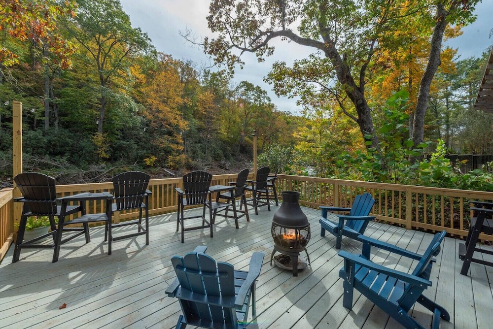 Luxe Riverfront Escape Mtn Views Pickleball Ct