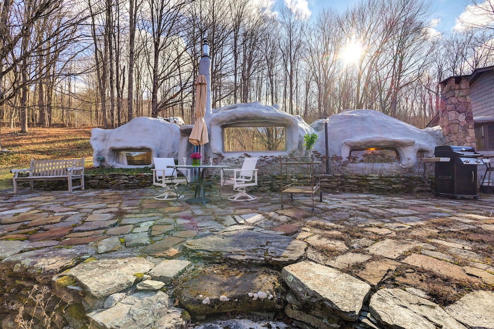 < 6 Mi to Arlington: 'whimsical Stone Abode!'