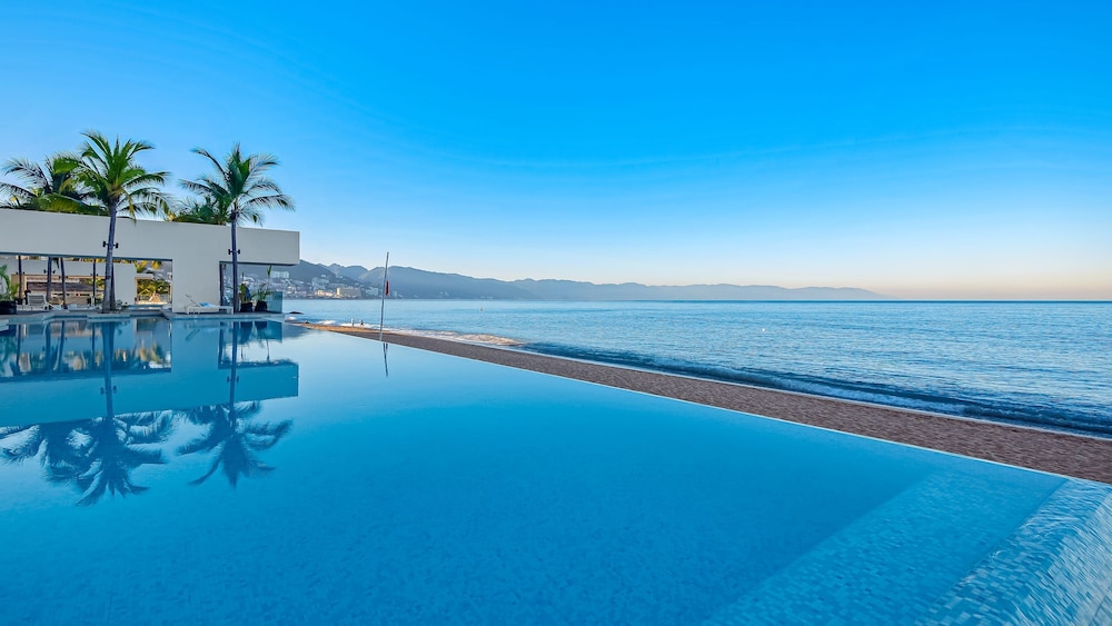 Gorgeous 1BR Condo With Pools Sea Views