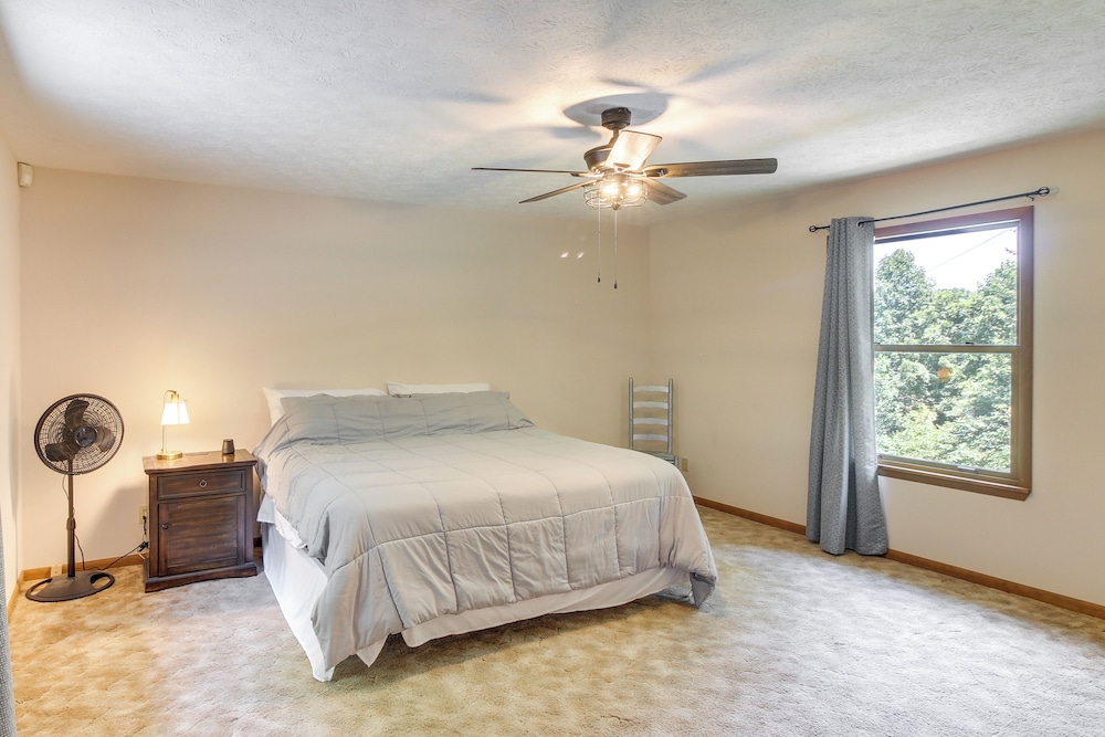 Family Home w/ Game Room! 1 Mi to Dale Hollow Lake