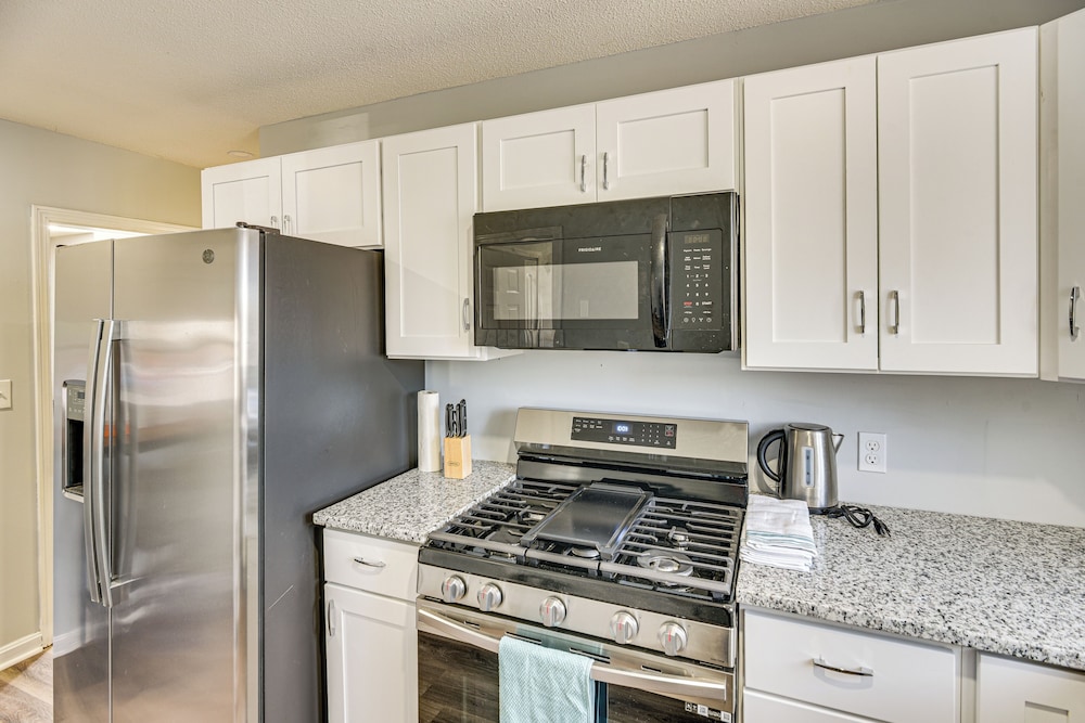 2 Mi to Waterfront: Walkable Fall River Apartment!
