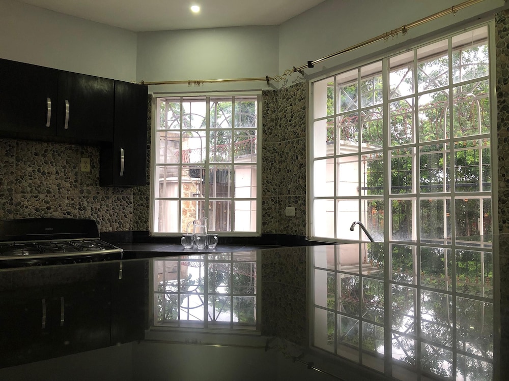 4 Bed House-sleeps 8-pet Friendly- Shared Garden view 3