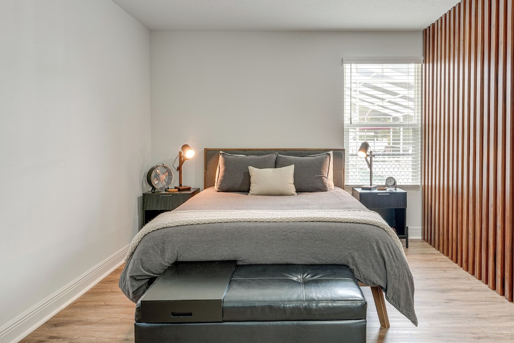Stylish Lakeland Studio w/ Workspace