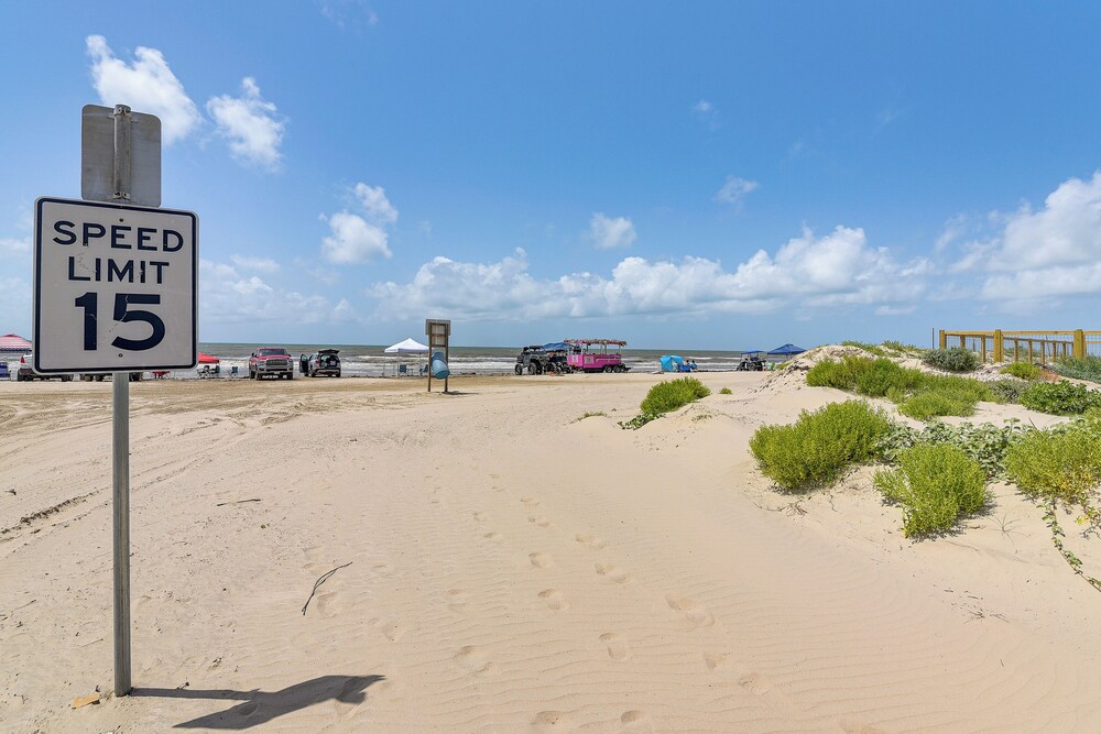 2 Blocks to Shore: Crystal Beach House w/ Yard!