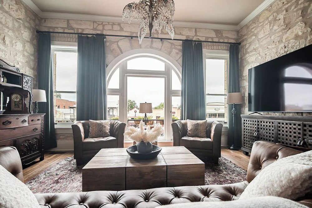The Bank on Main St - Historic Luxury Suite W/rooftop Deck Overlooking Main Street