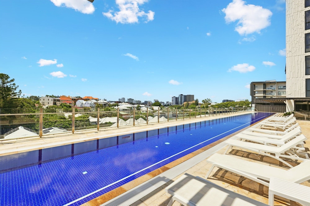 Stunning 1-bed by Victoria Park With Pool & Gym