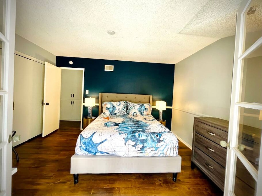 Pacific Dreams at Woodland Hills Distinguished 8 Br 6 5 BA Residence With Pool and Spa Sleeps 16