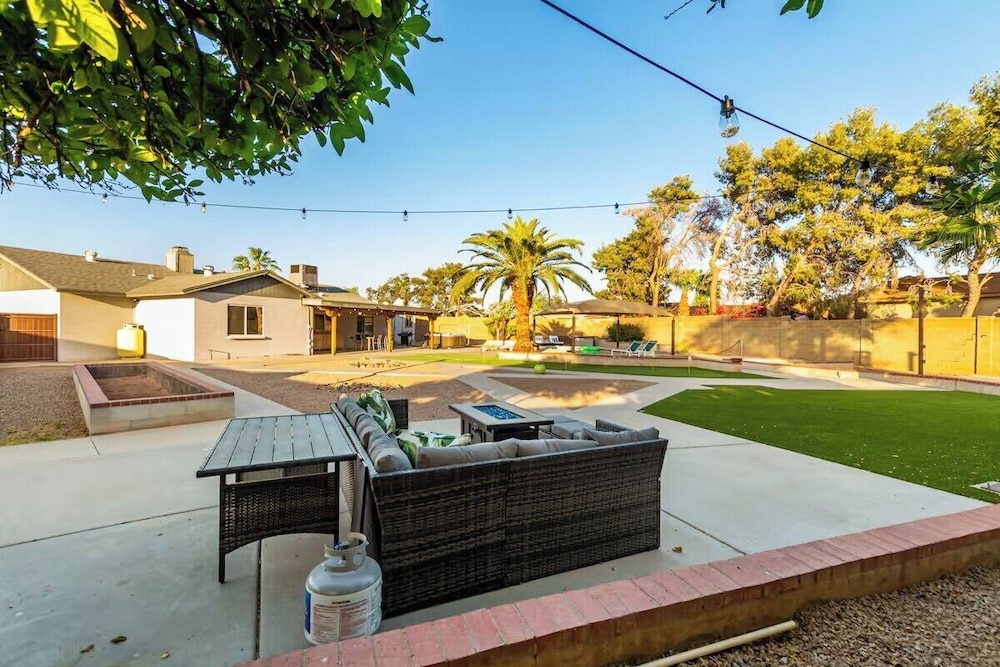 Chandler oasis with pool & hot tub