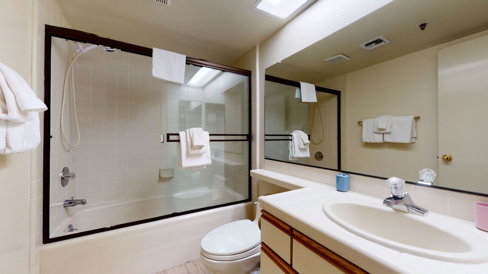 Bridges 105 Pet-Friendly. Ski-in Ski-out Condo with Beautiful Mountain Views and Private Washer Dryer by RedAwning