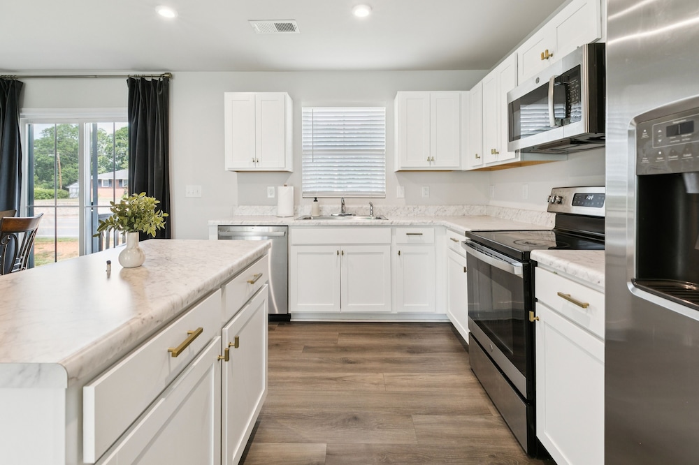 Modern Downtown Retreat Near Swamp Rabbit Trail 4 Bedroom Townhouse