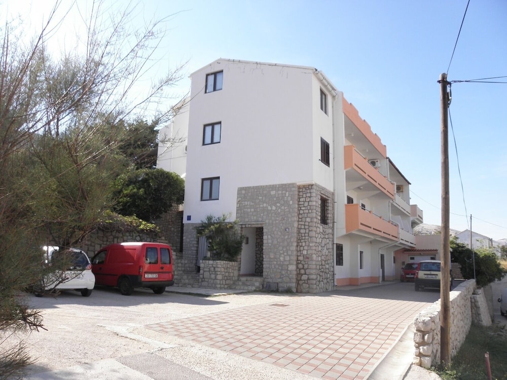 Ivo - With Nice Garden - A2 view 3