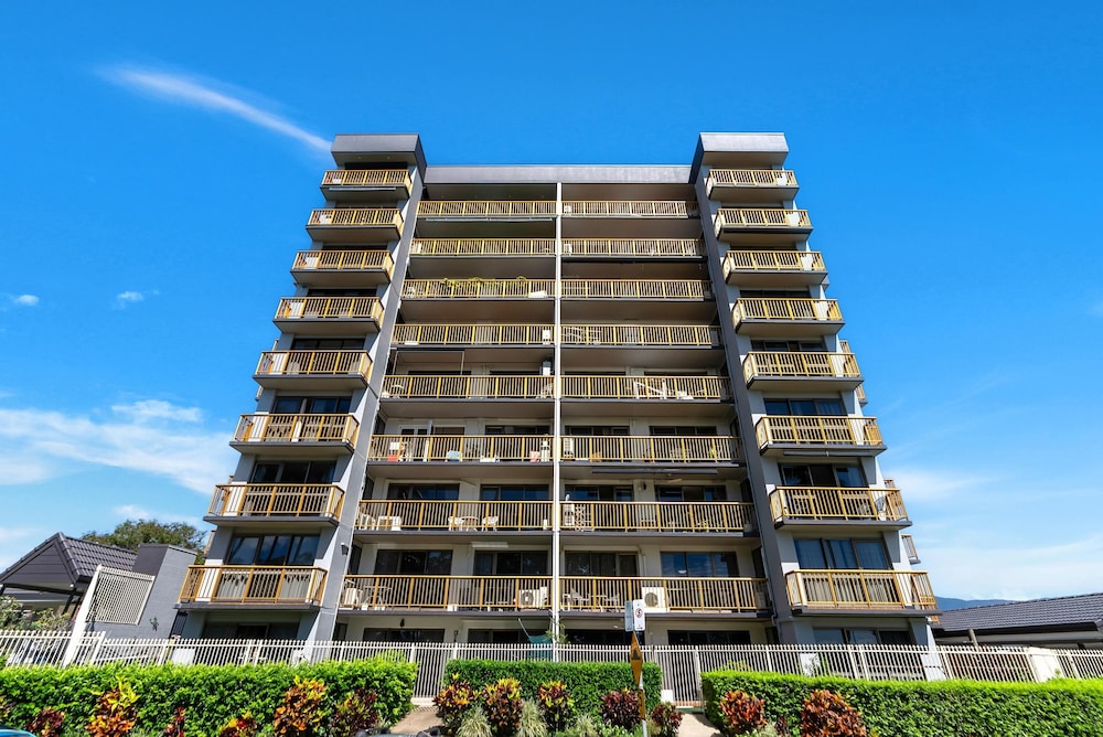 Rainforest Reef Retreat - Esplanade Ground-floor Apartment