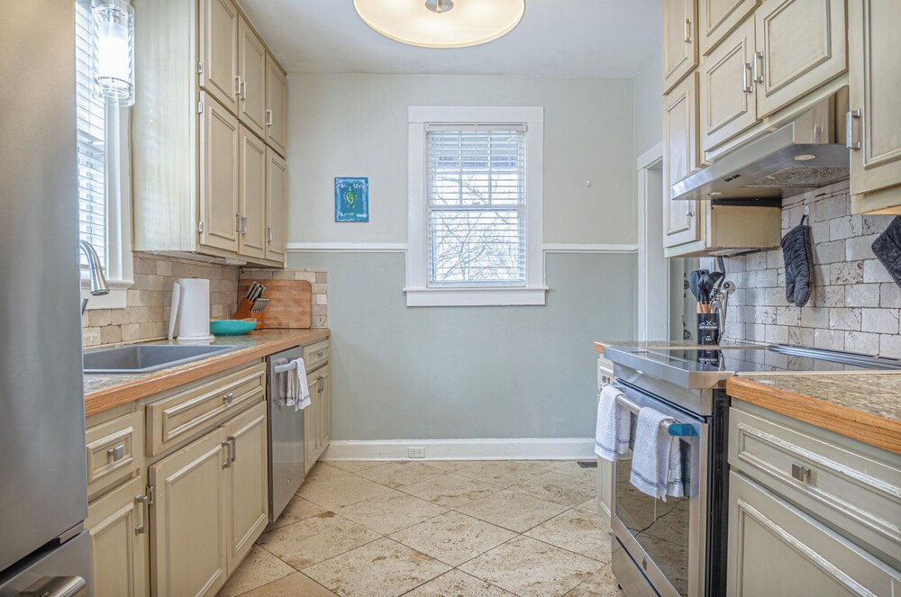 Spacious 3BR Midtown Home - Grad Family
