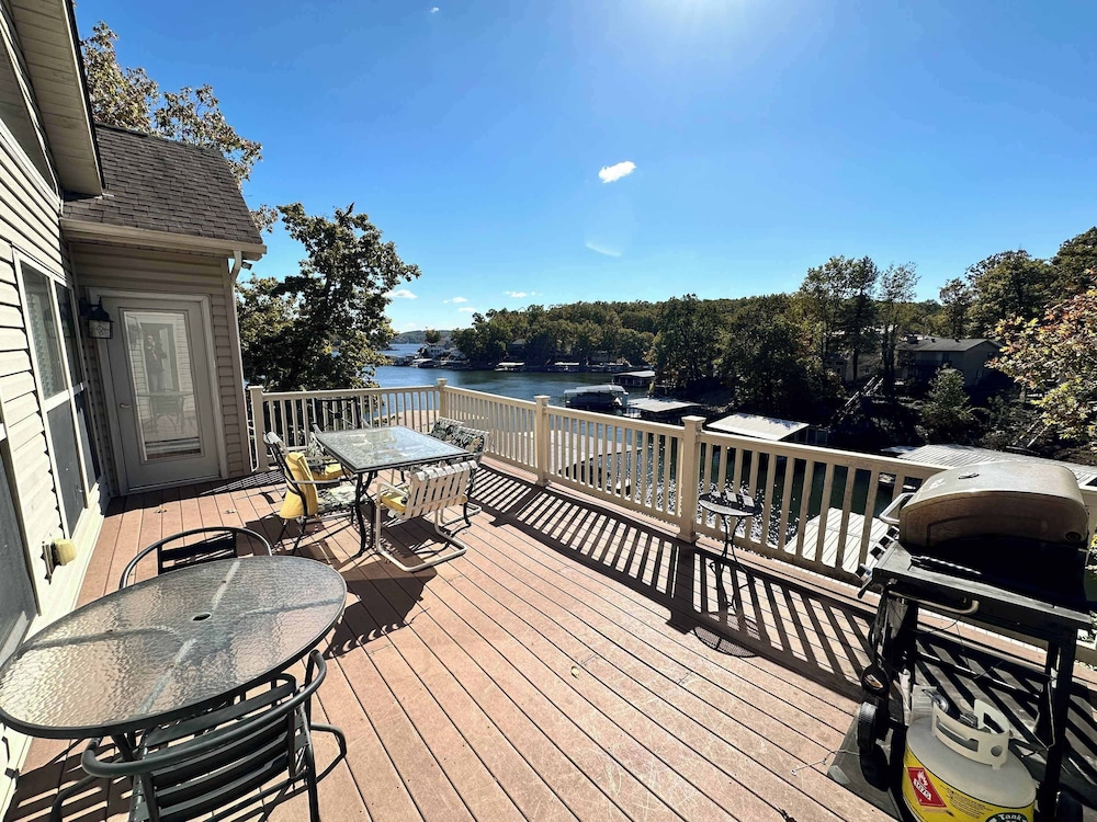 Lake It Easy - Waterfront Getaway With 7 Bedrooms!