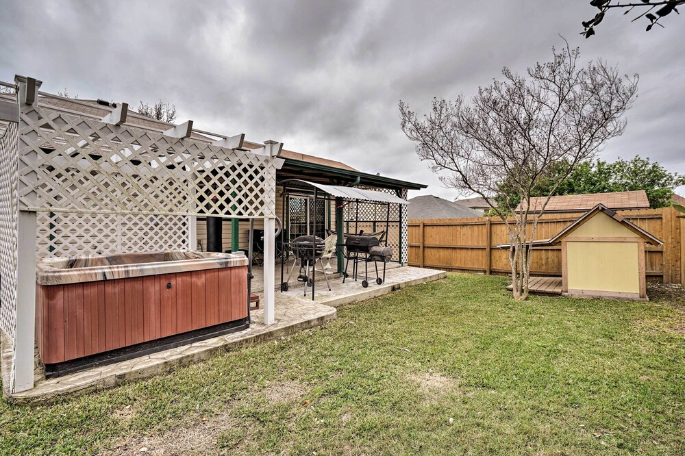 Dog-friendly Texas Retreat w/ Hot Tub, Patio & Bar view 5