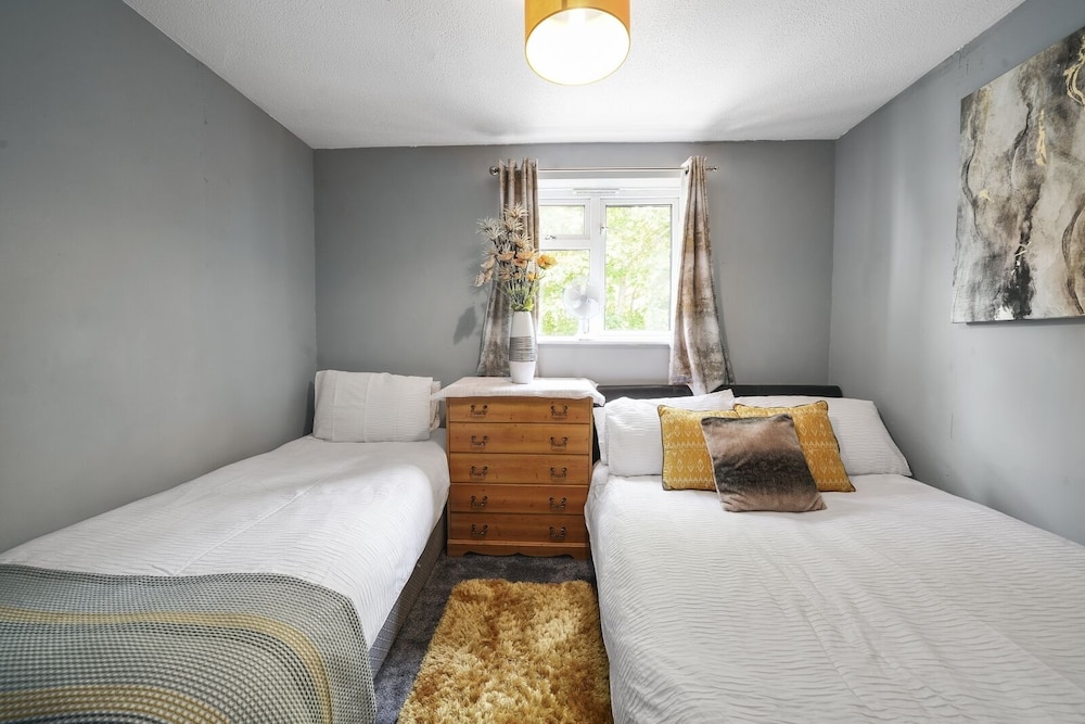 House - Sleeps 8 & On-site Parking view 3