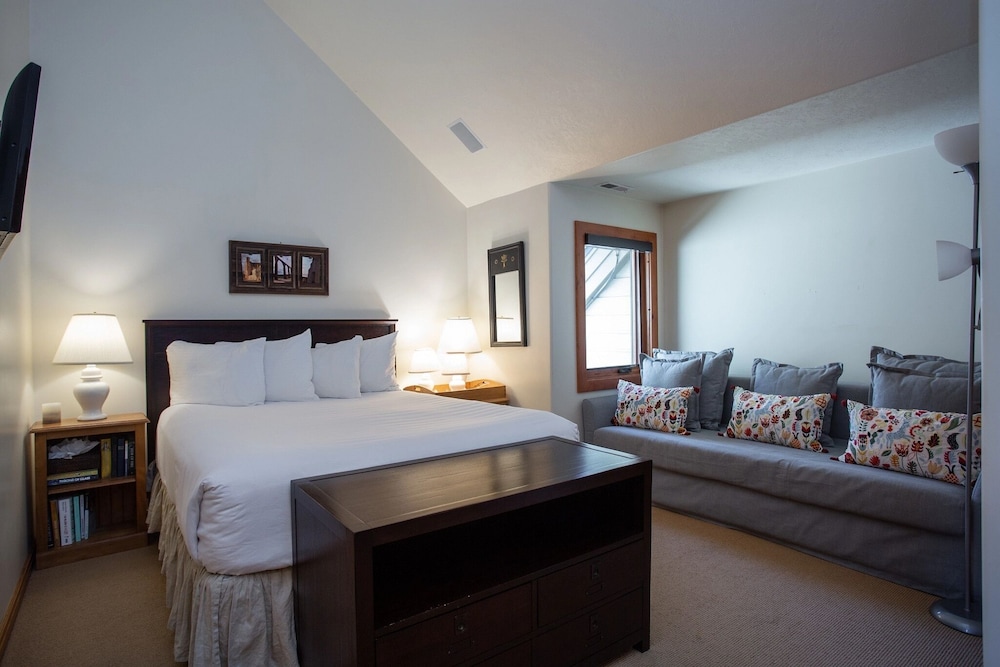 Deer Lake Village at Deer Valley Resort - Four Bedroom Condo with Hot Tub #2477 4 Condo