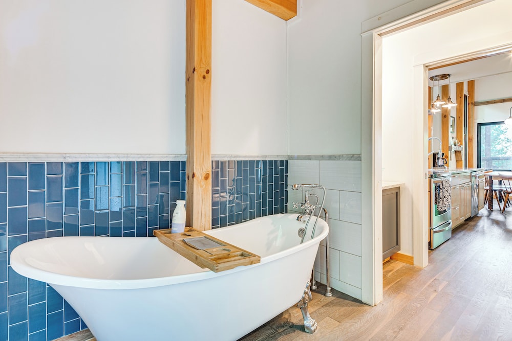 Hot Tub & Mtn Views: Modern Old Fort Hideaway!