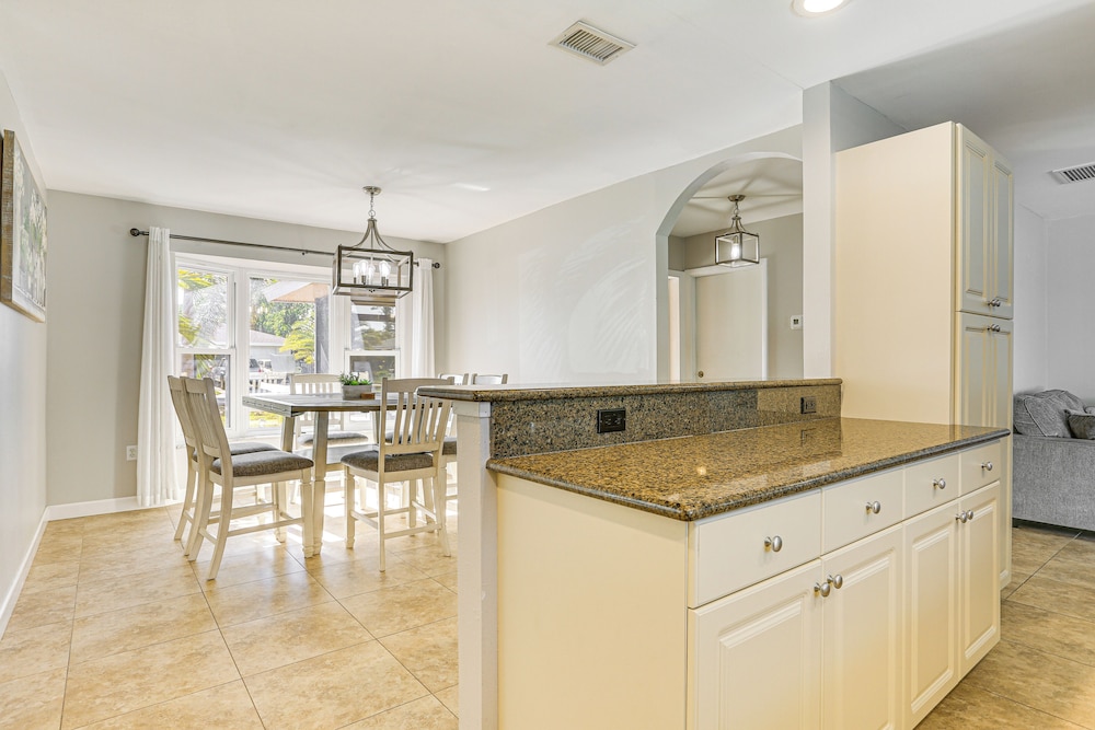 4 Mi to Lakes Park: Family Home in Fort Myers!
