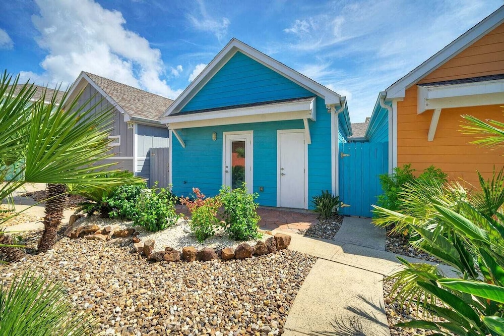 Sleeps 18 2 Beach Homes w/ 2 Pools, Playground, Covered Patios Pirates Bay