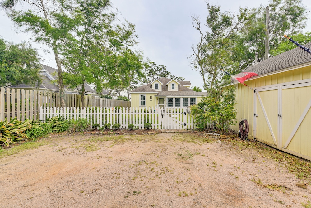 Galveston Bay Retreat: Historic La Porte Home!