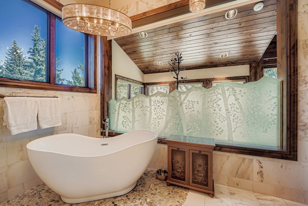 Fairway Drive Retreat 6 Bedroom Home