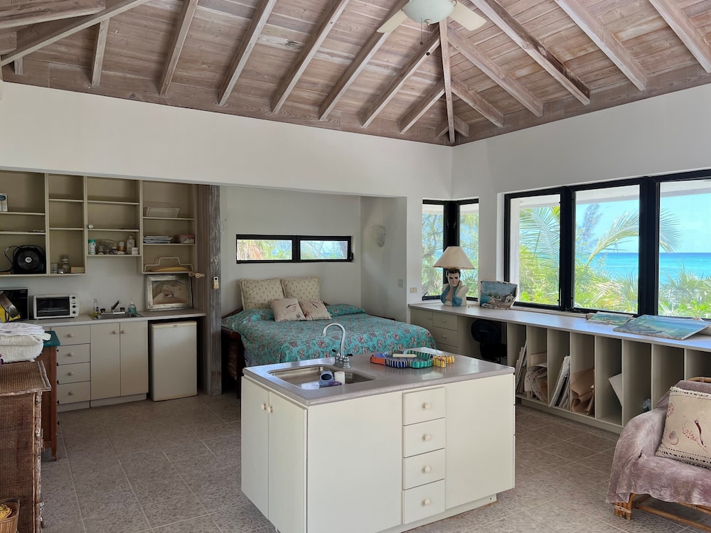 Hohum - Private Beachfront House On Exclusive Windermere 3 Bedroom Home