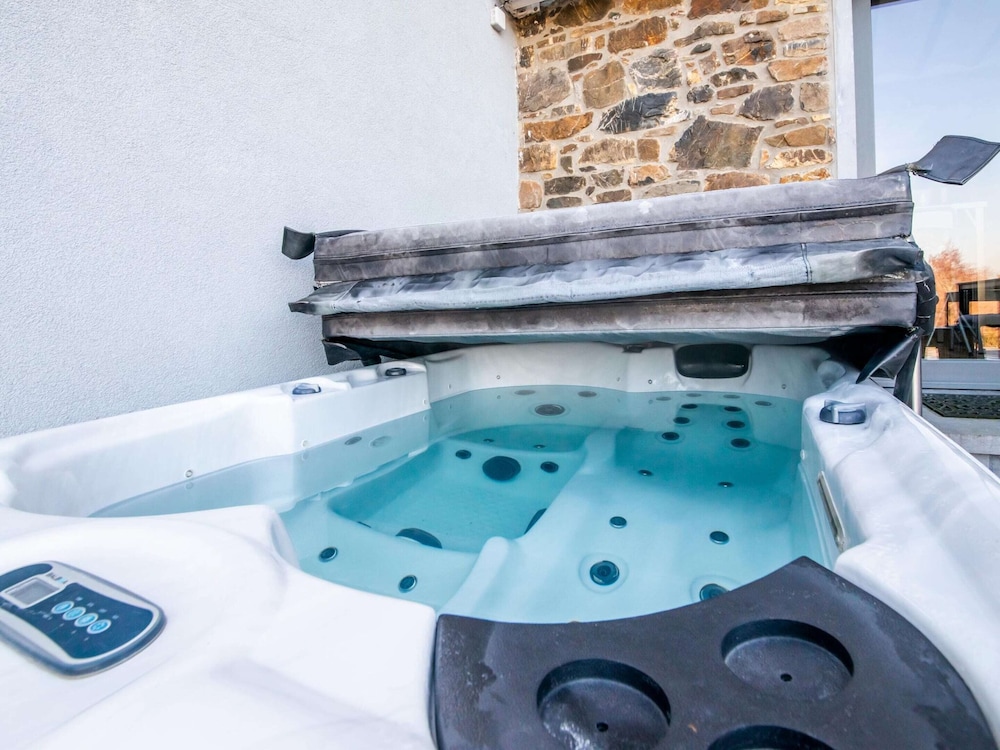 Cozy Holiday Home in La Reid With a Whirlpool