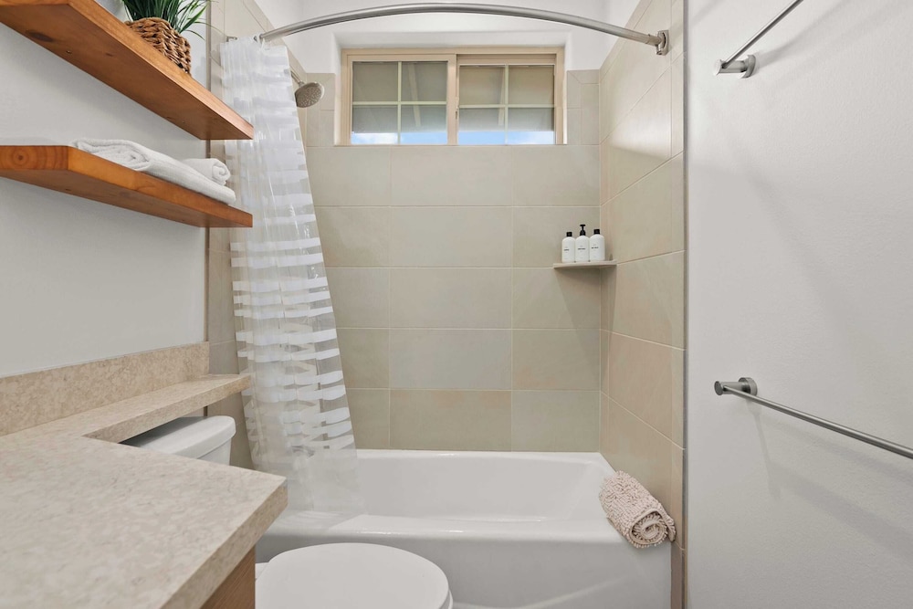 Sleeps 16, 2 Homes Ocean Views, Shared Pool + Gym, Near the Beach Avantstay
