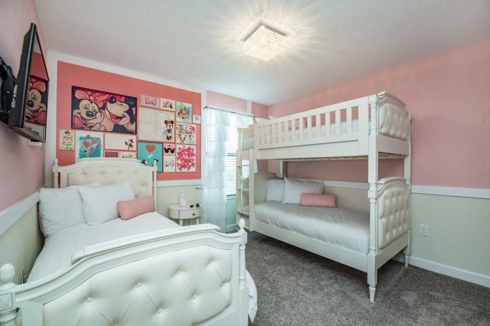 6 Bedroom 5 Bathroom Vacation Home - Image 4