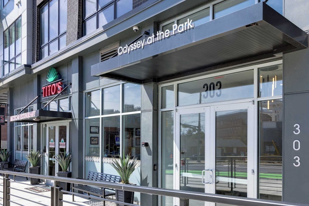 2 Units in Walkable Midtown Location, Gym+pool Honkey-tonk & Muse by Avantstay