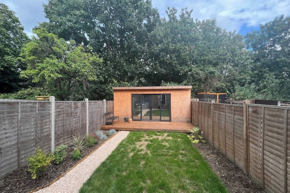 Characterful 1BD Flat w/ Private Gym - Brockley
