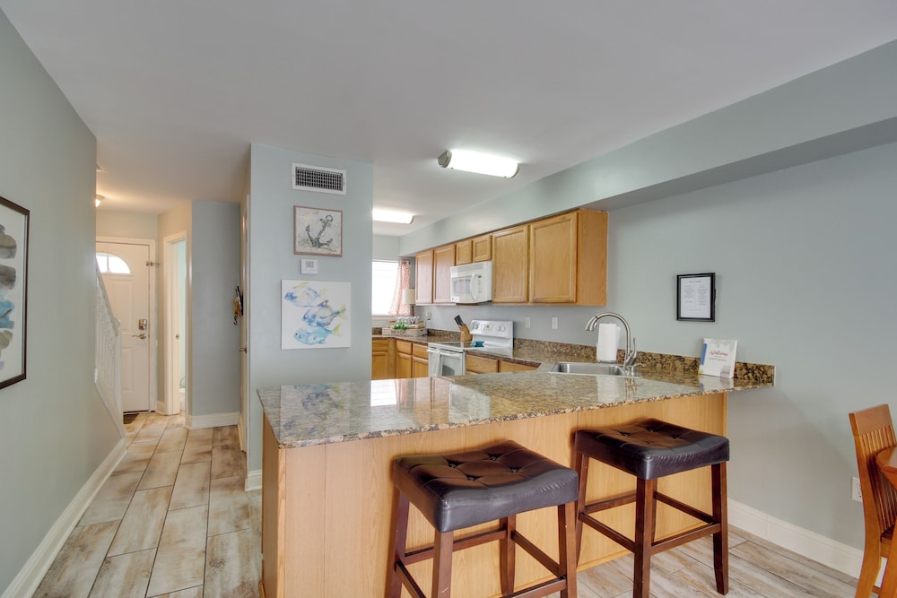 Near Beach & Casinos: Biloxi Condo w/ Pool Access