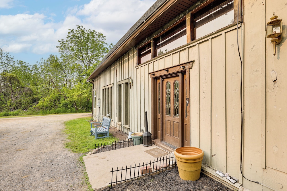 Swim & Sip: Creative Retreat 2 Mi to Owasco Lake