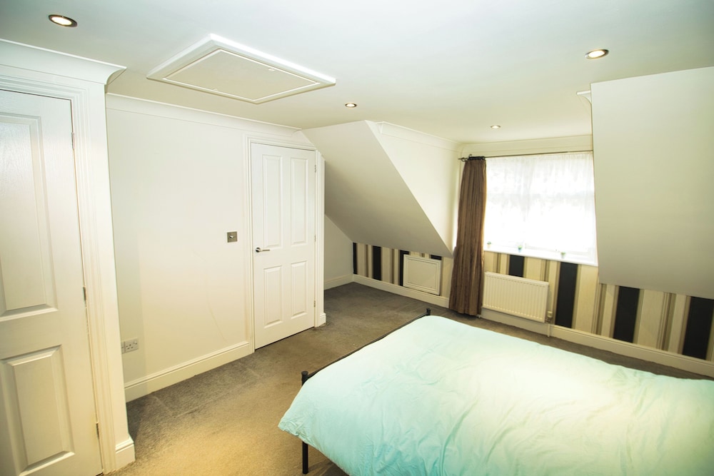 3 Bed Semi - Sleeps 5 - Parking - Pets - Garden