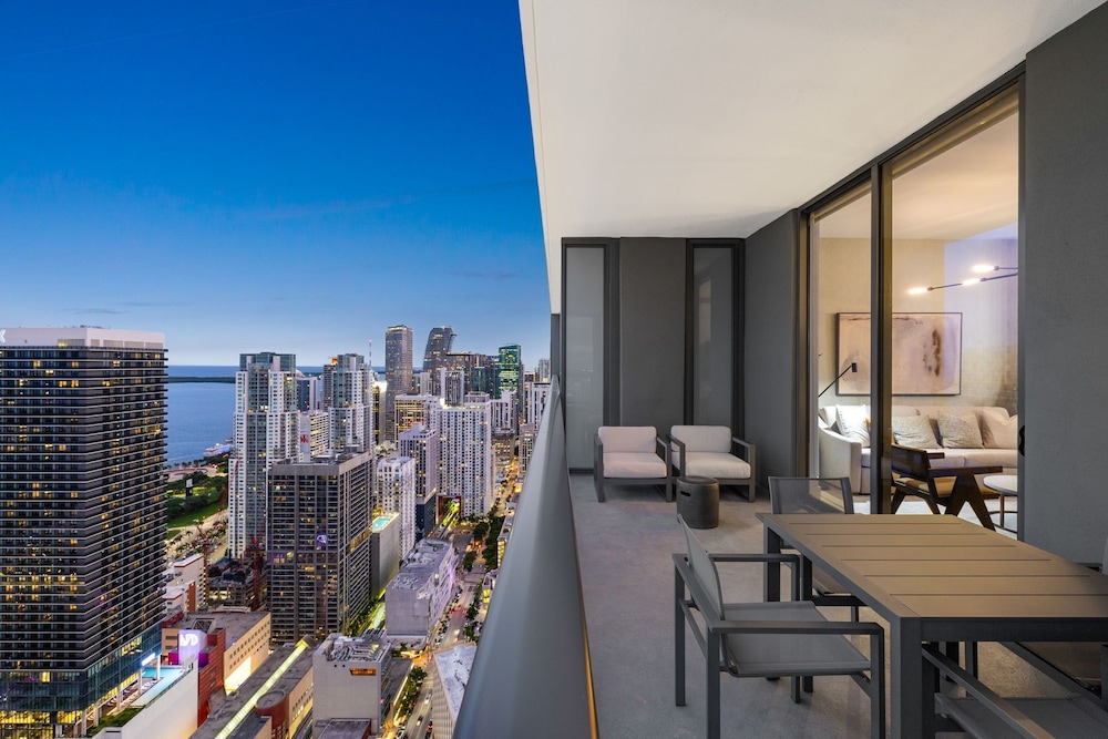 Lux Studio W City Views and Pool