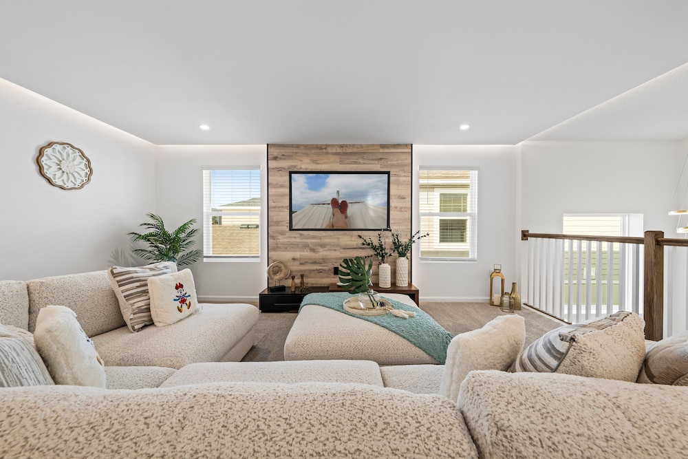 Light Welcoming Fun Resort Home Sleeps 20
