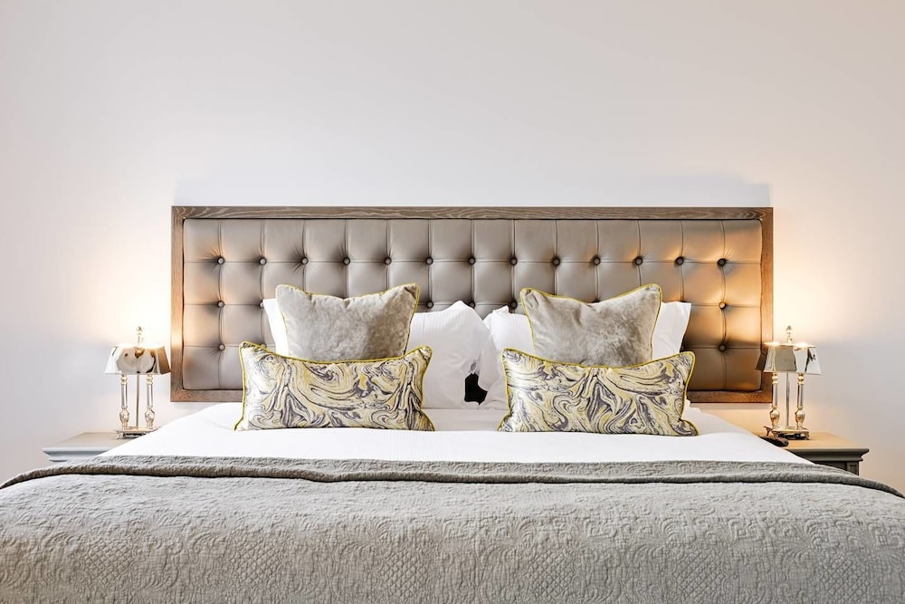 JOIVY Luxury George Street Apartments: Castle Suite view 4