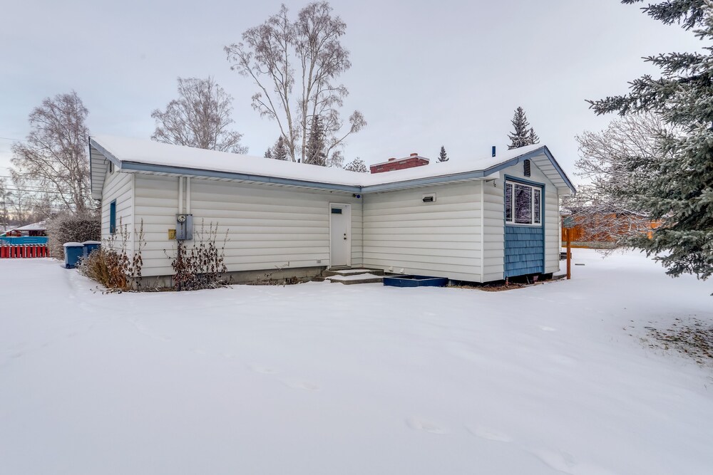 Spacious Fairbanks Home w/ Fireplaces! view 3