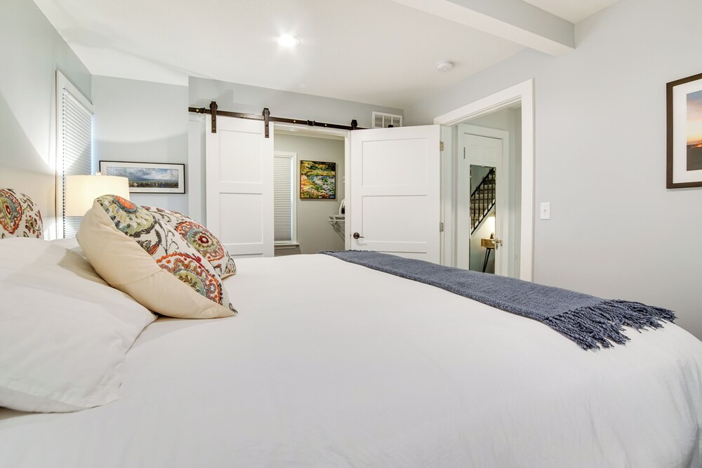 Emporia Vacations - Bright  Sunny Getaway w/ Bikes: 1 Mi to Esu! - Property Image 5