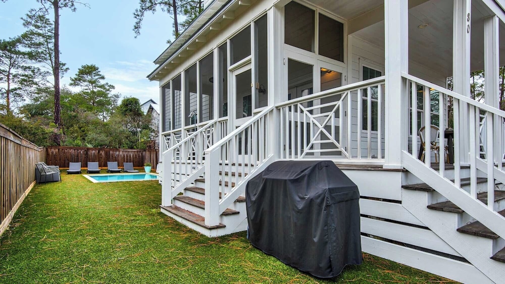Best of Both Worlds: Pool, Golf Cart, Nearby Attractions & Steps to Beach!