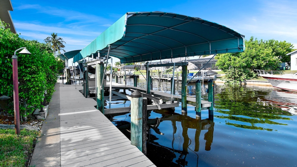 Love Bird Canalfront Villa Lounge Terrace Heated Pool pet Friendly